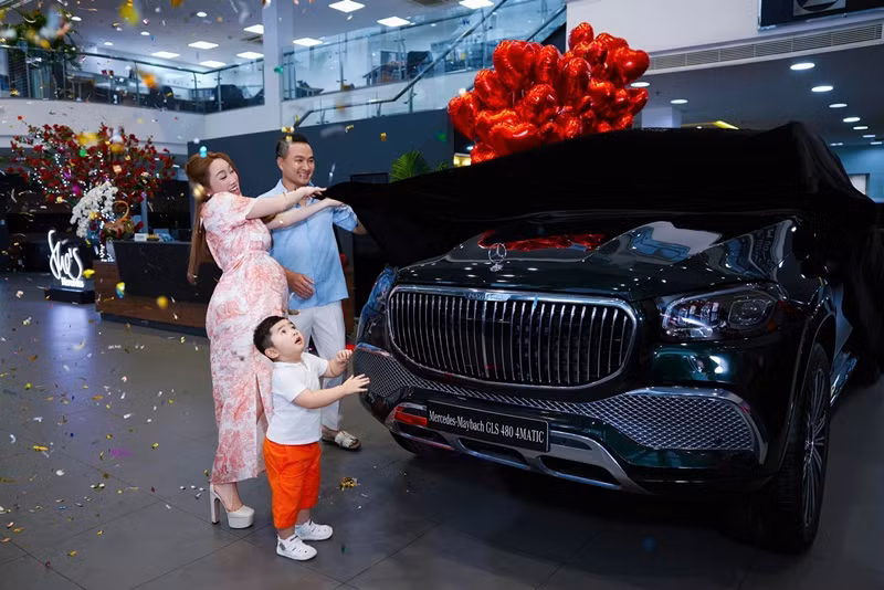 Lý Thùy Chang vừa được Chi Bảo tặng 2 chiếc xe sang trọng khi đón tuổi mới.