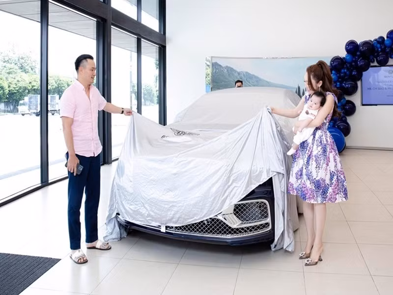 Tháng 4/2022, Lý Thùy Chang nhận xe sang từ chồng sau khi sinh con trai đầu lòng.