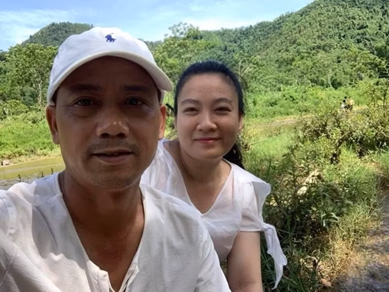 Vợ đạo diễn Bình Trọng từng là sinh viên trường đại học Luật. Bởi vậy, Thu Phương hỗ trợ chồng quản lý công ty giải trí.
