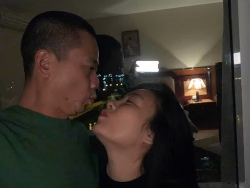 Vợ đạo diễn phim "Đại gia chân đất" được lòng nhiều đồng nghiệp của chồng. Bình Trọng tự hào vì vợ nấu ăn ngon, tiếp đón bạn của chồng rất chu đáo mỗi khi khách đến chơi.