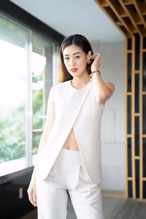 Trong tâm thư, Khánh Vân khẳng định, cô tuyệt đối không ủng hộ bất kỳ hành động nào gây ảnh hưởng tới fan, đồng nghiệp của cô. Khánh Vân cũng gửi lời xin lỗi đến tất cả những ai đã và đang bị ảnh hưởng bởi sự việc này.