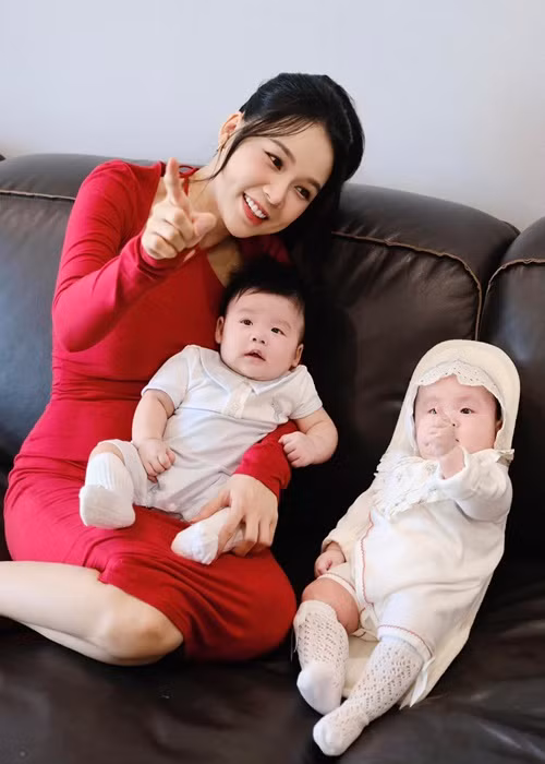 Trước đó, Sam chia sẻ khoảnh khắc con gái biết bắt chước động tác của mẹ.