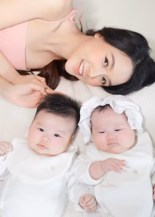 Chồng Sam đang sống và làm việc tại Việt Nam. Anh từng hủy hết công việc để ở nhà với Sam giúp cô cảm thấy yên tâm và luôn có người chăm sóc lúc cô bị trầm cảm sau sinh.