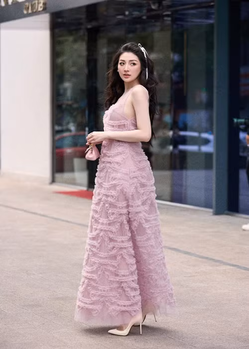 Tháng 5 vừa qua, Á hậu Tú Anh xác nhận đang mang bầu lần 2.