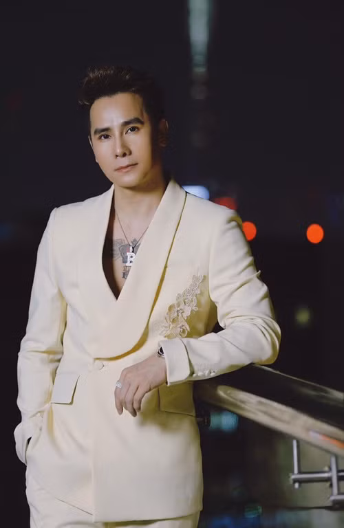 Mới đây, nam ca sĩ Chu Bin bị công an tạm giữ về hành vi tổ chức sử dụng trái phép chất ma túy. Sau đó, công an tạm cho Chu Bin về, chờ củng cố hồ sơ xử lý sau. Ảnh: FBNV.