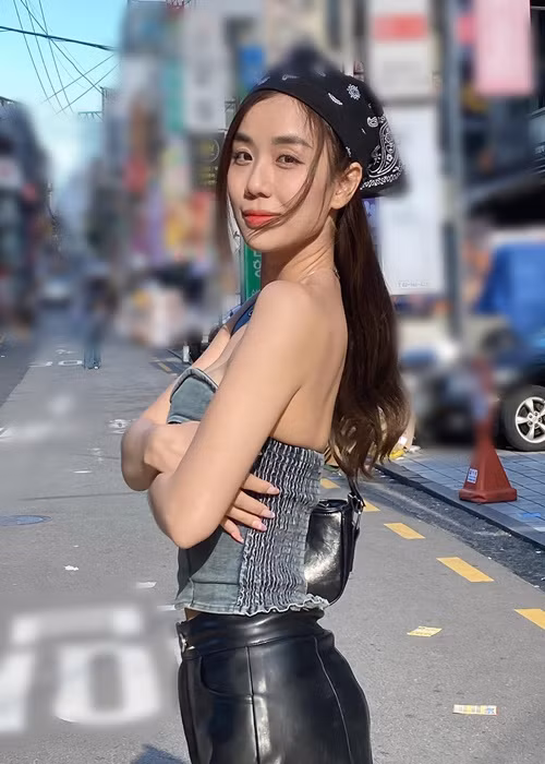 Bảo Ngọc chuộng những mẫu váy áo cúp ngực để tôn vòng một gợi cảm.