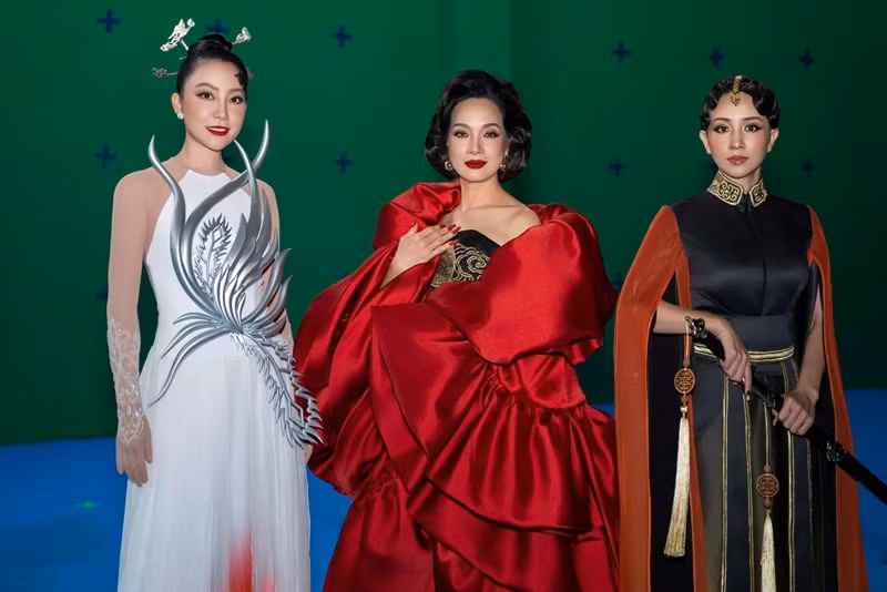 Nữ nghệ sĩ có thần thái đầy lôi cuốn mỗi khi xuất hiện. Ảnh: FBNV.