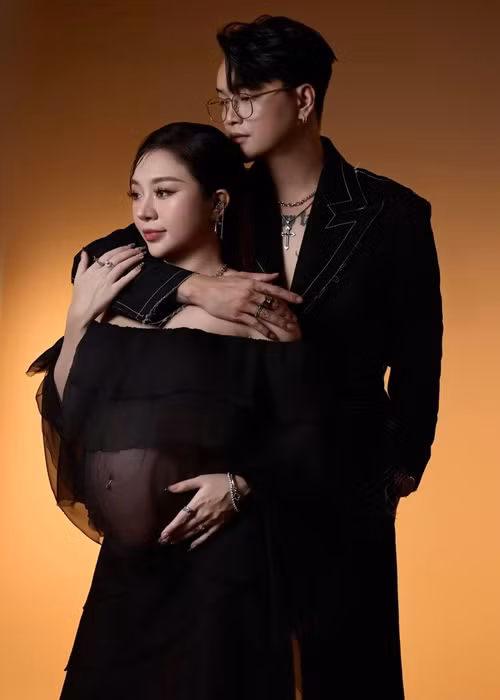 Vợ TiTi mặc gợi cảm, tình tứ bên chồng trong bộ ảnh nghệ thuật.
