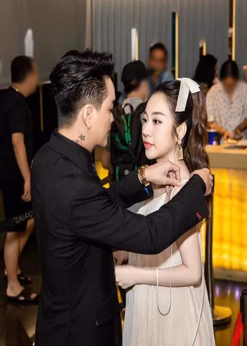 TiTi ân cần chỉnh sửa trang phục cho vợ bầu.