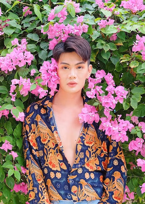 Sau khi vào showbiz, Đào Bá Lộc thường xuyên trang điểm kỹ lưỡng, diện trang phục unisex và tạo dáng khá e lệ mỗi khi chụp ảnh.
