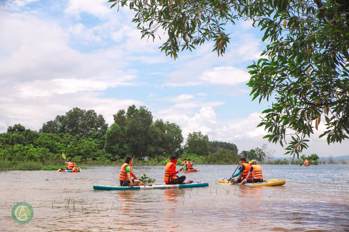 Tour bắt đầu vào lúc 5:30 và kết thúc vào lúc 18:00, với điểm xuất phát và kết thúc ở TPHCM. Tour xe đạp xuyên rừng Mã Đà sẽ có giá trọn gói tầm khoảng 1,7-2,2 triệu đồng/người, tùy vào công ty lữ hành và phí thuê xe đạp. Ảnh: Cào Cào Adventures