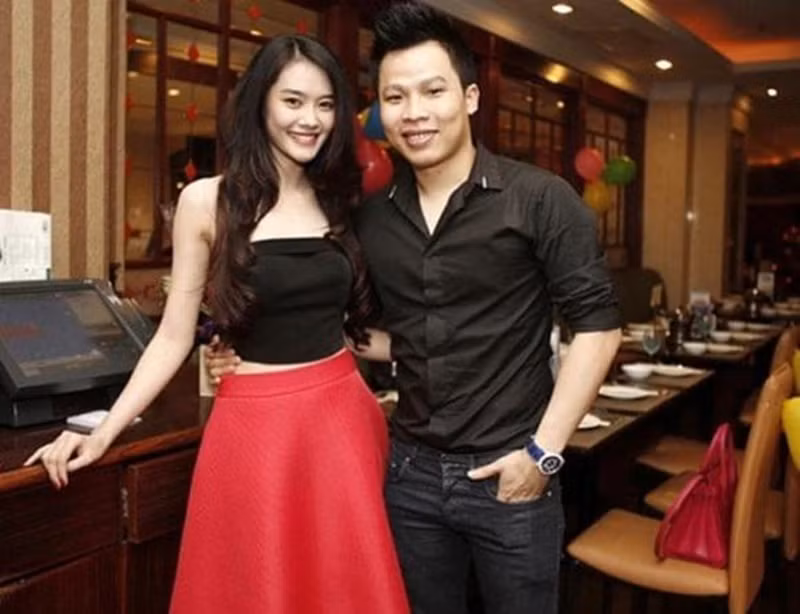 Đầu năm 2019, rộ tin đồn Linh Chi và Khắc Tiệp “cạch mặt” khi nữ người mẫu không xuất hiện trong Đêm hội chân dài 12 của ông bầu. Ảnh: Thương Hiệu Pháp Luật.