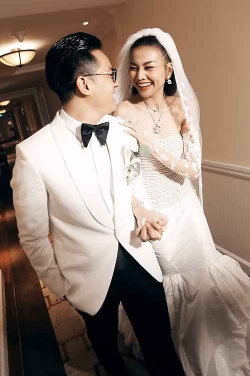 Giống hot girl Midu, Thanh Hằng cũng đặt ra những quy định khắt khe cho khách mời dự cưới. Siêu mẫu yêu cầu khách mời xác nhận tham dự trước 4 ngày diễn ra đám cưới.