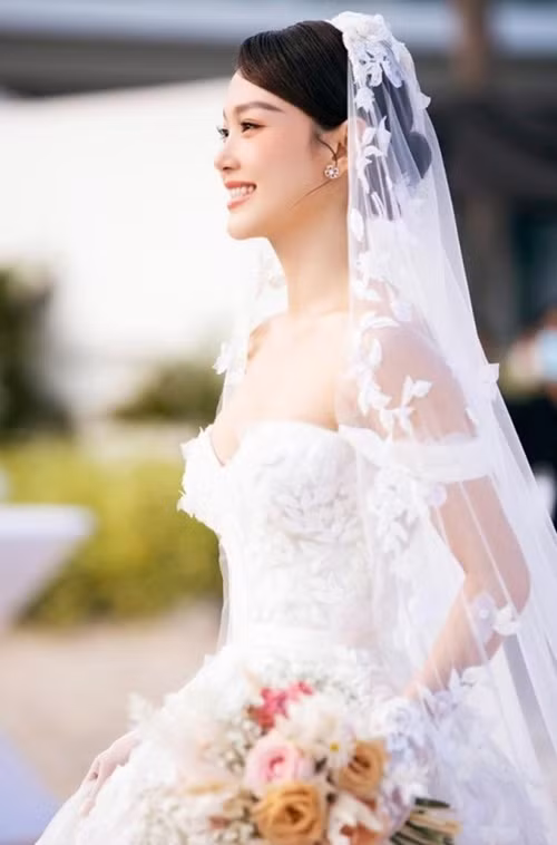 Trong đám cưới Minh Hằng, khách mời được yêu cầu đến sớm về muộn, mặc đúng dresscode, không "đính kèm" trẻ em vì đây là "tiệc người lớn". Ngoài ra, Minh Hằng lưu ý khách mời nữ không đi giày cao gót.