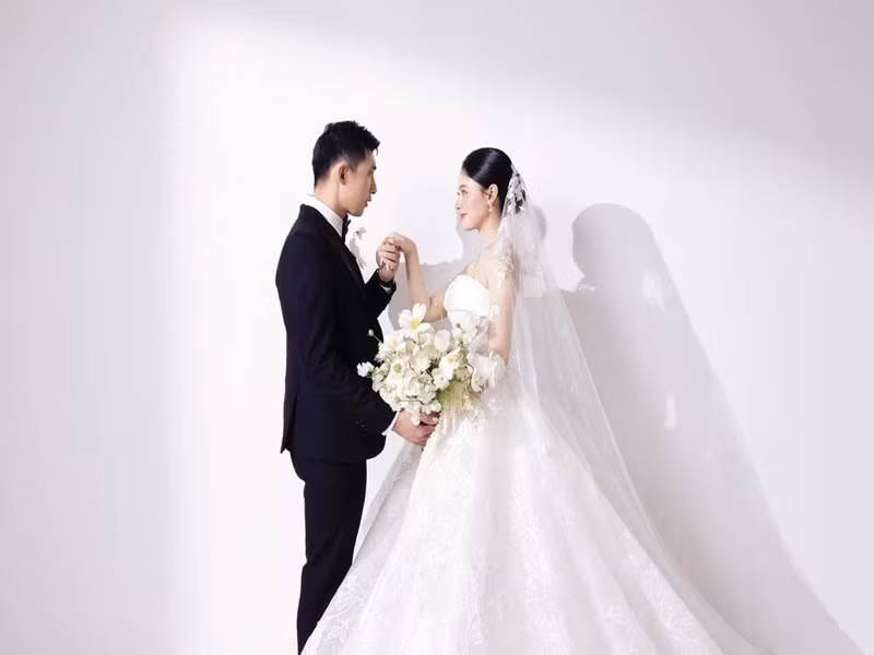 Midu bày tỏ: “Chỉ cần ở cạnh người mình thương, một bức tường trắng cũng trở thành studio cưới đẹp nhất. Một bộ hình đơn giản của hai đứa mình chuẩn bị cho ngày trọng đại 29/6 sắp tới”.