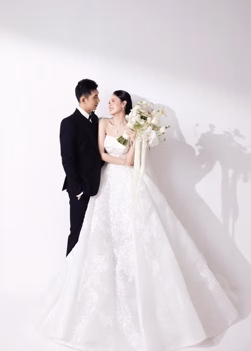 2 ngày trước đám cưới, diễn viên Midu chia sẻ bộ ảnh cưới đơn giản trong studio.