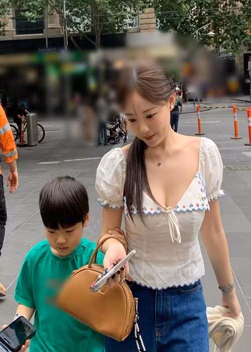 Cô nàng và con trai trông như chị em.