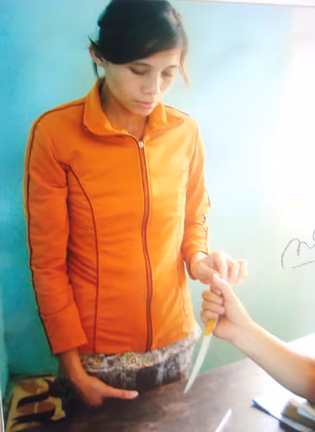Theo đó, Phương có chồng nghiện ma túy nặng. Vốn mê tín, Phương dẫn chồng đến gặp bà Thanh nhờ “phù phép” để cai nghiện. Thời gian sau đó, chồng Phương đoạn tuyệt được với ma túy. Mừng rỡ, cho rằng bà Thanh “cao tay”, Phương càng thêm tin tưởng. Ham cờ bạc, những lần đến xem bói, Phương xin luôn số đề để chơi. Vài lần đầu nghe lời thầy bói, Phương trúng số khiến lòng tin vào “thánh cô” lại càng tăng. Thấy mình “cho số đề” trúng liên tục, bà Thanh cũng nhiều lần nhờ Phương ứng hộ từ vài trăm nghìn đến hơn một triệu đồng để ghi thêm cho mình vài con lô. Tuy nhiên, thời gian sau, Phương đánh đâu trượt đó. Đổ nợ, nhớ đến số tiền 40 triệu đồng bà Thanh nhờ mình ghi đề chưa trả, Phương nhiều lần tìm đến nhà đòi nhưng không được.