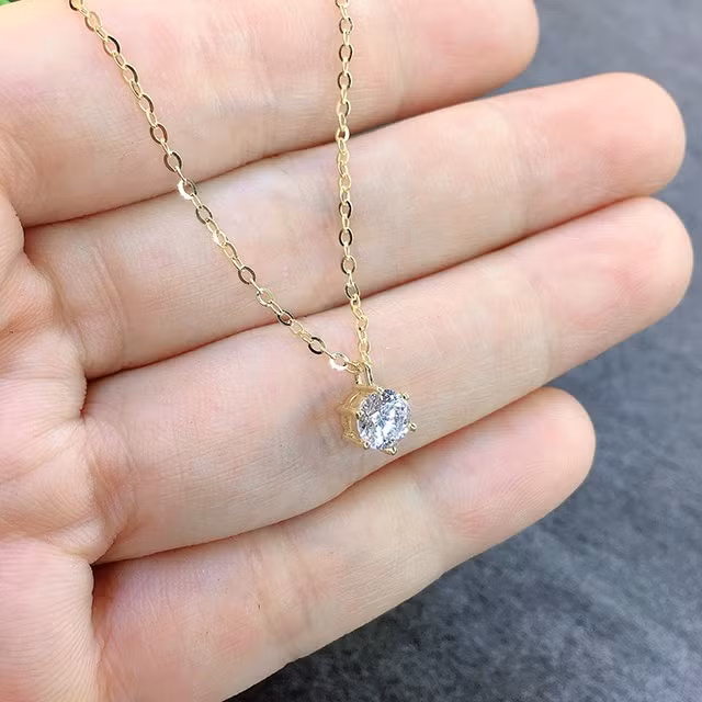 Do nạn nhân có mối quan hệ tình cảm khá phức tạp, hàng ngày, lại tiếp xúc với rất nhiều người ở nhiều địa phương khác nhau về xem bói và lấy thuốc nên việc sàng lọc đối tượng nghi vấn gặp nhiều khó khăn. Anh Đạt, con trai nạn nhân cho biết, trước thời điểm bị sát hại, bà Thanh có đeo hai chiếc nhẫn và một dây chuyền bằng vàng thật, một chiếc lắc đeo tay bằng vàng giả. Nhưng sau khi bị sát hại thì dây chuyền không còn, riêng chiếc lắc vàng giả vẫn nằm trên tay nạn nhân. (Ảnh minh họa, nguồn ảnh Internet)