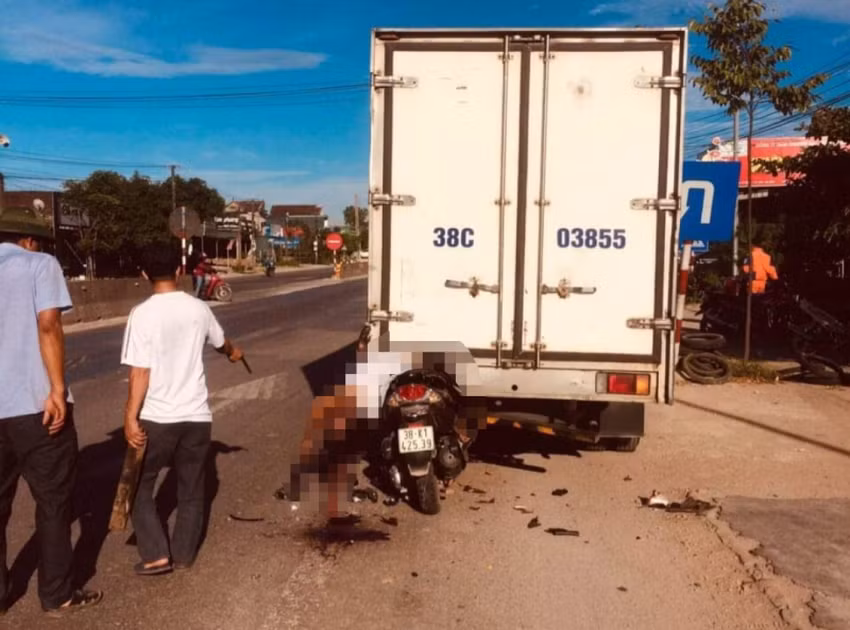 Xe máy đâm vào đuôi xe tải đang dừng đỗ, hai người tử vong: Chiều 10/11, xe máy 93N1-2531 do nam thanh niên điều khiển chở theo một phụ nữ lưu thông trên Quốc lộ 13, hướng từ TP HCM đi huyện Hớn Quản, đến khu phố 3, thị trấn Tân Khai, huyện Hớn Quản, tỉnh Bình Phước bất ngờ đâm vào đuôi xe tải 93C-115.22 đang dừng đậu phía trước, bên phải đường. Cú tông quá mạnh khiến hai người trên xe máy tử vong tại chỗ, xe máy hư hỏng. (Ảnh minh hoạ) 