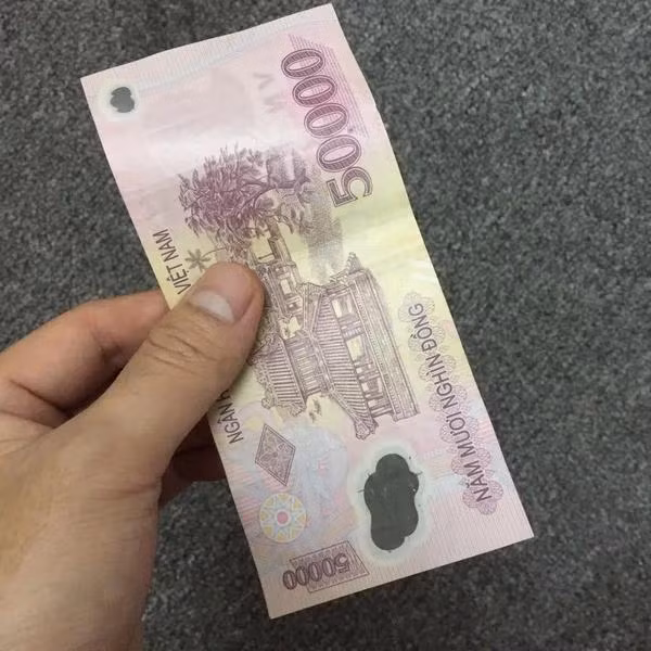 Sau mỗi lần "vui vẻ", anh L lại đưa cho hai thanh niên trẻ số tiền từ 30 đến 50 nghìn đồng. Với hai tên ham chơi như Sơn, Phúc, số tiền ấy quả thật chẳng thấm tháp gì, chẳng đủ phục vụ nhu cầu chơi game của chúng. Từ đây, một âm mưu đen tối dần xuất hiện. Thấy anh L. lúc nào cũng tỏ ra là người có tiền, chưa kể trên người đeo nhiều đồ trang sức, hai tên quyết định sát hại anh để lấy tài sản. Chiều tối 24/9, sau khi được anh L hẹn, Sơn mang theo con dao bầu đã mua ở chợ trước đó rồi đạp xe ra cầu Triều Đông. Khi anh L tới nơi, cả ba cùng đi chơi như mọi lần. (Ảnh minh hoạ, nguồn ảnh Internet) 