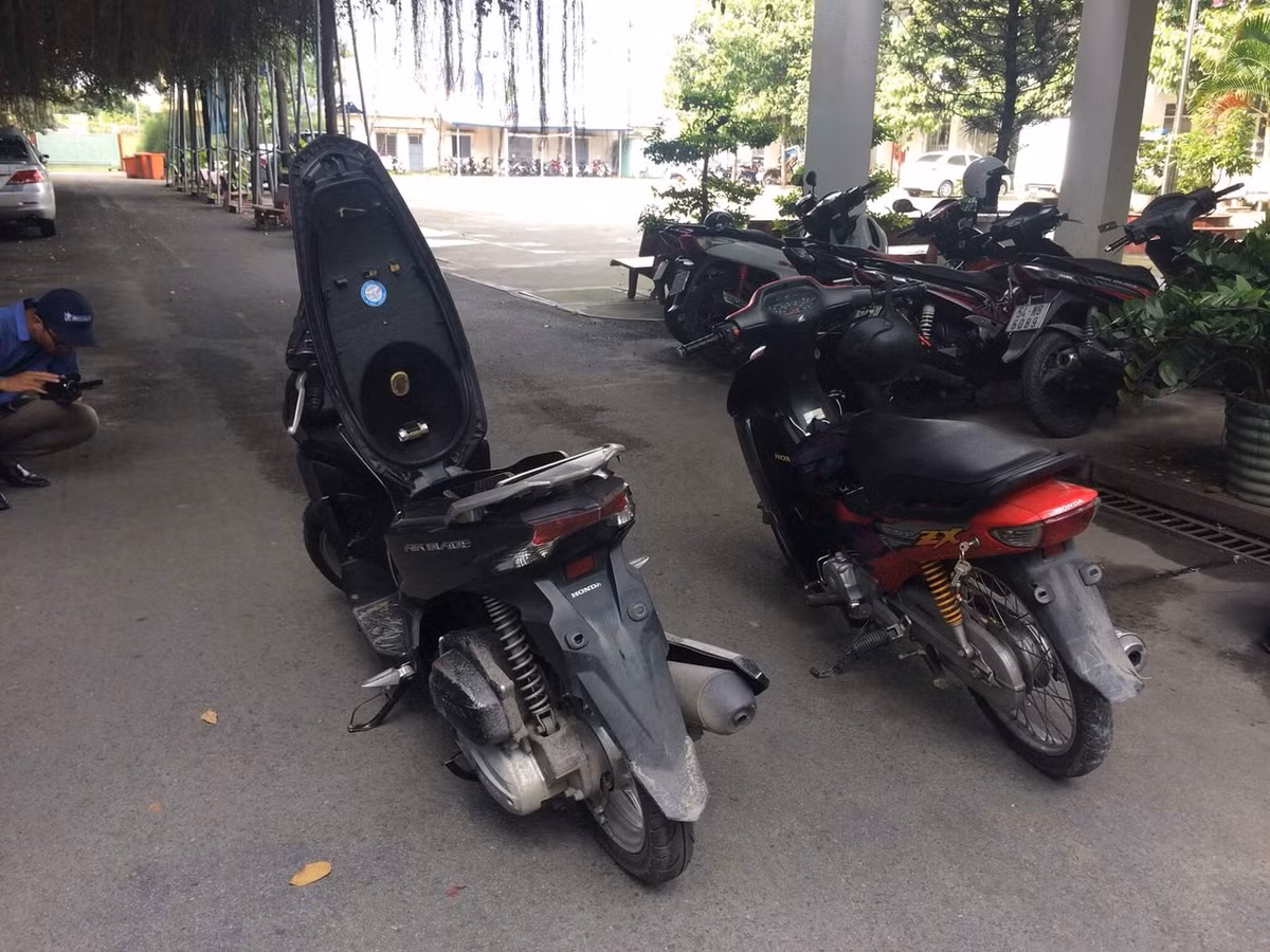Chiếc xe tay ga băng cướp của nạn nhân và phương tiện gây án của nhóm đối tượng.