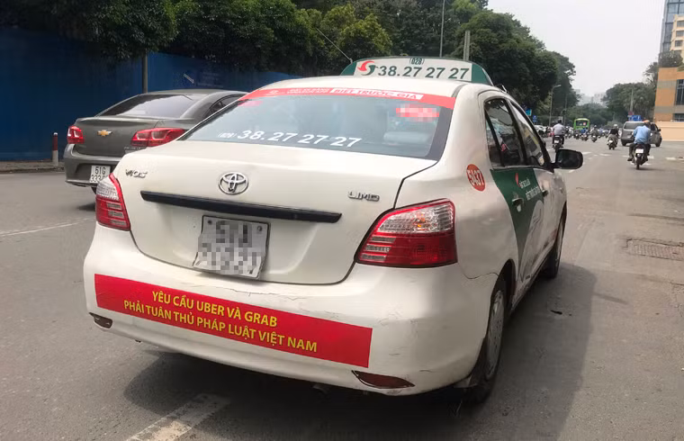 "Biểu ngữ với nội dung yêu cầu Uber và Grab phải tuân thủ pháp luật Việt Nam là xúc phạm uy tín của 2 hãng này. Lý do với khẩu hiệu nói trên có thể hiểu là Uber và Grab không tuân thủ pháp luật Việt Nam", một luật sư phân tích.