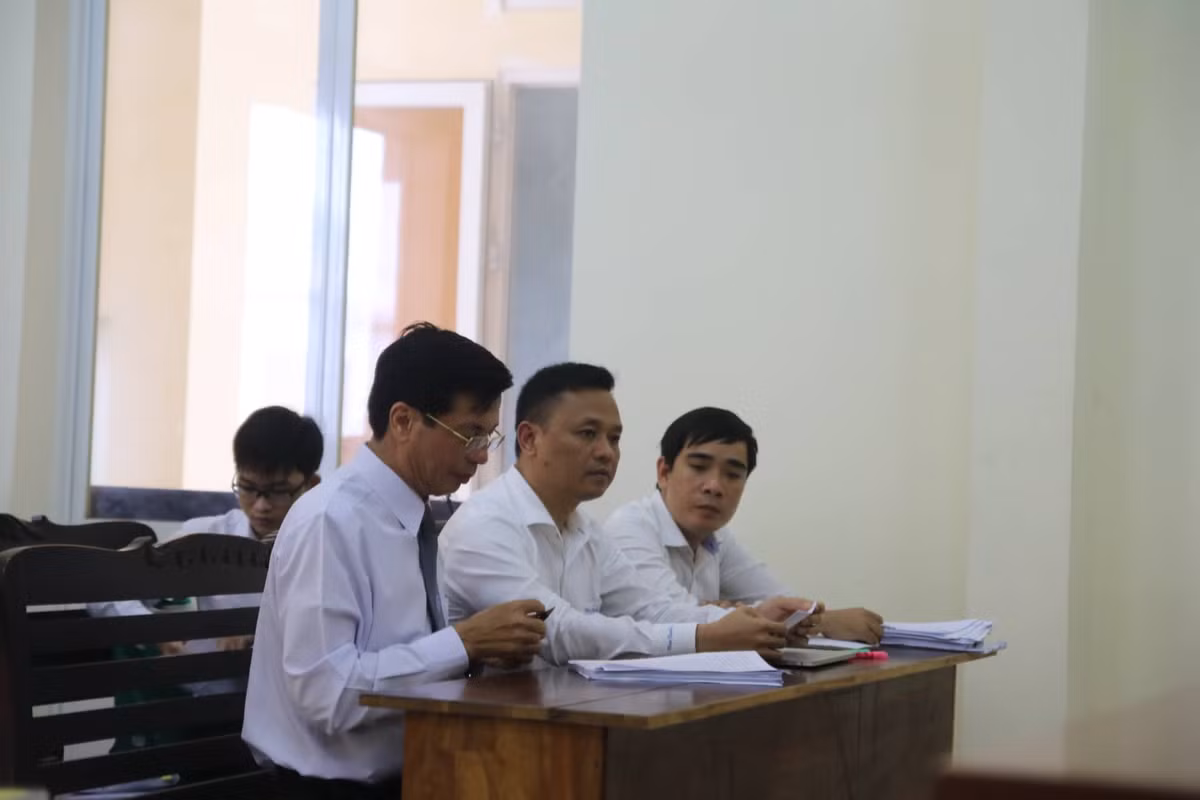 Bà Diệp Thảo - ông Nguyên Vũ: Luật sư cãi nhau nảy lửa tại tòa Ba Diep Thao - ong Nguyen Vu: Luat su cai nhau nay lua tai toa