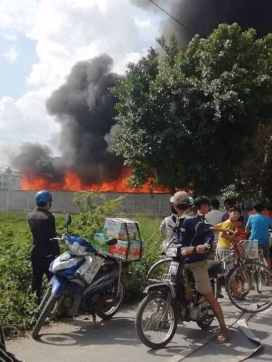 Sai Gon: Chay du doi, “cau lua” boc len cuon cuon