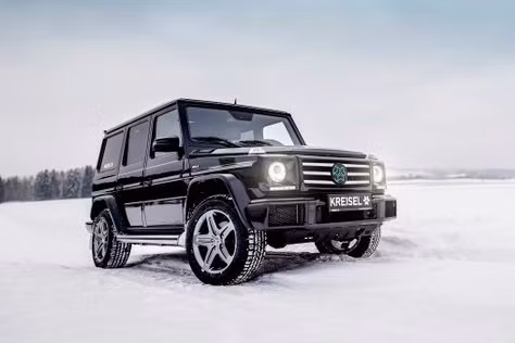 Nhờ đó, chiếc SUV hạng sang có thể đạt vận tốc tối đa 183 km/h và tăng tốc từ 0-100 km/h trong 5,6 giây, nhanh hơn 3 giây so với Mercedes-Benz G-Class máy xăng tiêu chuẩn.