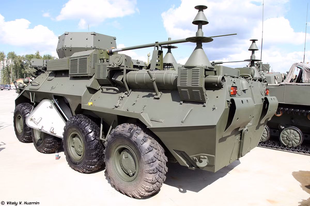 RB-531B dùng để bảo vệ xe ô tô và xe bọc thép trước các thiết bị bom mìn được điều khiển bằng sóng vô tuyến và gây nhiễu thông tin của đối phương trong các đơn vị tác chiến điện tử cấp tiểu đoàn. Hệ thống được bố trí trên khung gầm xe bọc thép BTR-80. Nguồn ảnh: Vitaly-Kuzmin