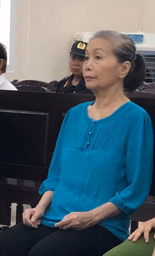 Mẹ của Hà là bà Trịnh Thị Hồng Hoa, dù tuổi đã lớn (năm nay đã 67 tuổi) cũng chấp nhận bỏ nhà theo cuộc sống du mục của con gái.