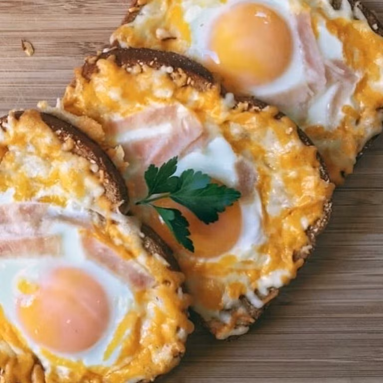 Đơn giản nhất có thể kẹp bánh mì sandwich với bất cứ nguyên liệu gì như bơ, thịt nguội, rau củ có sẵn là có được món ăn sáng yêu thích và nhanh chóng.