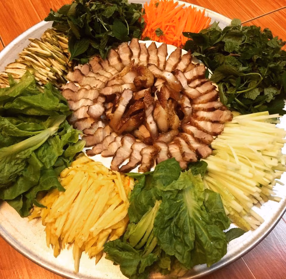 Thịt này cuộn với bánh tránh, và các loại rau củ quả chấm nước mắm chua ngọt là ngon nhất. Ảnh: Món ngon mỗi ngày.