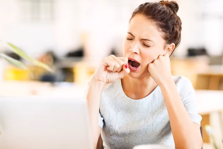 Sinh hoạt hằng ngày cũng gặp nhiều vấn đề bất thường: ăn không ngon miệng, ngủ không ngon giấc. Tuy nhiên cũng có trường hợp ngược lại nhiều người lại ăn nhiều hơn và ngủ nhiều hơn bình thường. Ảnh: Thuốc nam gia truyền bảo liên.