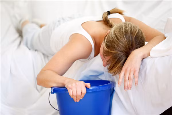 Bài thuốc giải độc từ nhựa mù u: lấy nhựa mù u đem hòa vào nước cho người đang bị ngộ độc uống sẽ kích thích nôn mửa đẩy các chất độc ra ngoài. Ảnh: Viêm phế quản. 