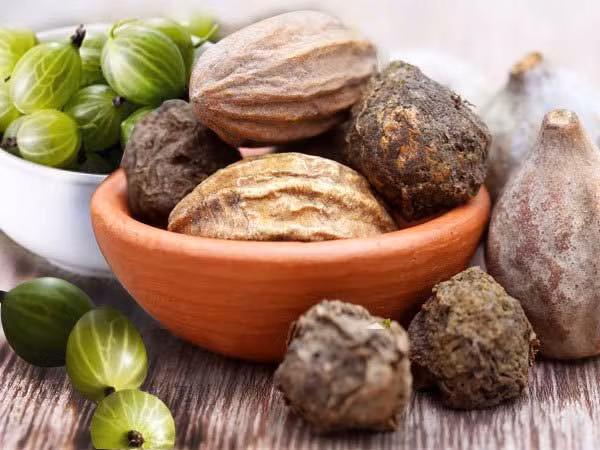 Triphala: Đây là loại dược liệu có thể sử dụng để cai thuốc lá và làm sạch những thành phần độc hại từ khói thuốc mà bạn hít vào cơ thể. Mỗi lần bạn uống 3 thìa cà phê bột triphala để có hiệu quả tốt nhất.