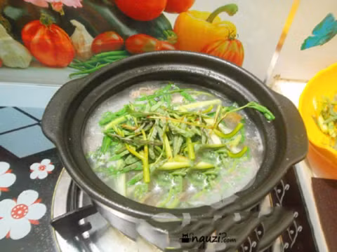 Theo Đông y, rau rút thường có tính lạnh cho nên với những người bị yếu bụng, thể hàn và người dễ bị tiêu chảy, trẻ nhỏ không nên ăn loại rau này vì có thể làm cho bệnh nặng hơn. Ảnh: Nguzi.