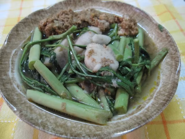 Bên cạnh đó, rau rút phải được nấu chín, tuyệt đối không được ăn sống hoặc trần tái. Hạn chế ăn nộm rau rút vì nguy cơ nhiễm giun sán rất cao. Ảnh: Monngonmoingay.