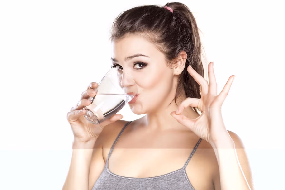Nước lọc: Uống đủ nước mà cơ thể cần trong ngày cũng là cách để thanh lọc máu huyết, dọn dẹp sạch đường máu của bạn. Ảnh: Sống khỏe.