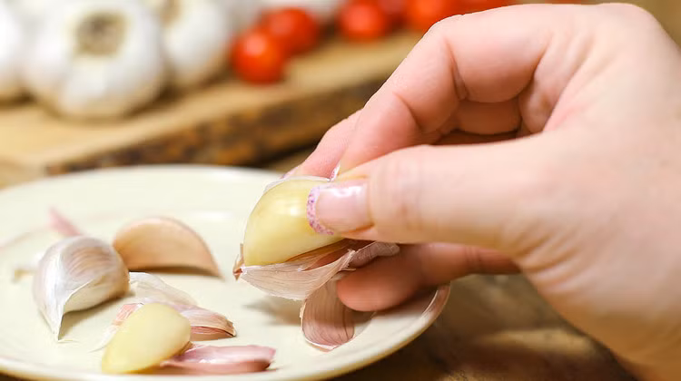 Tỏi: Ăn nhiều tỏi và sử dụng các chế phẩm từ tỏi là một trong những tuyệt chiêu của người Nhật giúp rửa sạch mạch máu, loại bỏ các cục máu đông nguy hiểm trong mạch máu. Ảnh: Pasgo.
