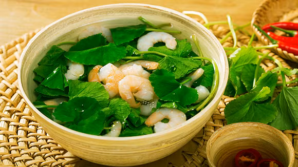 Canh rau má nấu tôm nõn: tôm đập dập xào săn đổ ngập nước đợi đến khi nước sôi thì thả sau má vào đun khoảng 5p cho rau chín, nêm gia vị vừa ăn bạn sẽ có món canh vừa ngon lạ miệng vừa giải nhiệt mùa hè hiệu quả. Ảnh: Knorr