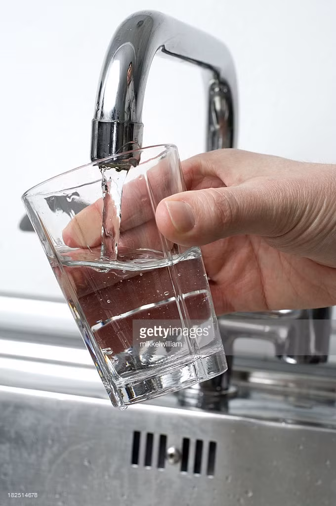 Nhiệt độ nước phù hợp nhất để uống vào những ngày trời nắng nóng, hay khi bạn đi nắng về làm khoảng 10 - 30 độ.