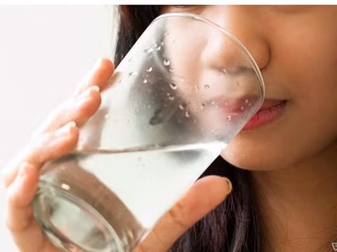 Không chỉ vậy khi cơ thể bạn đang rất nóng mà tiếp nhận đột ngột một lượng nước lớn vào cơ thể sẽ không thể làm mát như mong muốn, ngược lại nó còn tăng tình trạng tháo nước, tăng tiết mồ hôi khiến các chất điện giải cơ thể như natri, kali mất đi càng nhanh và làm bạn thấy khát nhiều hơn.