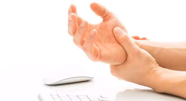Ung thư lòng bàn tay: Một khối u ác tính cũng có thể xảy ra ở lòng bàn tay hoặc lòng bàn chân của bạn. Ung thư lòng bàn tay có thể sinh ra do tia độc hại từ mặt trời tác động gây nên. Ảnh: Benhungthu.