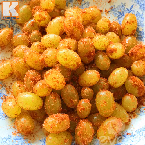 Sau khi lắc muối bạn có thể ăn thưởng thức luôn. Ảnh: Khampha.
