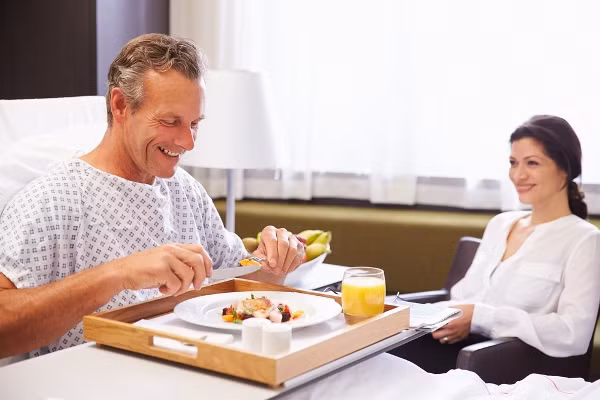 Người vừa trải qua phẫu thuật nếu bạn không muốn vết phẫu thuật của mình khó lành thậm chí là sưng tấy và mưng mủ thì tuyệt đối không được ăn thịt vịt vì thịt vịt có tính hàn và tanh nên nó không phù hợp cho người bệnh ăn. 