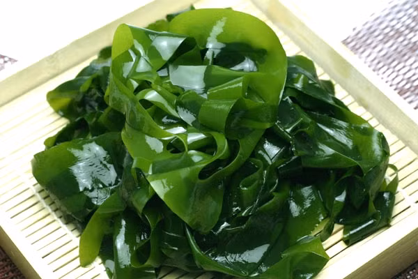 Rong biển: Đây cũng là loại rau trường sinh được cả thế giới ưa chuộng và rất có sẵn ở các vùng biển nước ta. Rong biển được đánh giá là một loại thực phẩm có giá trị dinh dưỡng rất cao. Ảnh: Kenhsuckhoe.