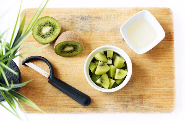 Bước 1: Sơ chế nguyên liệu: kiwi gọt bỏ bổ miếng đem xay nhuyễn cùng với đường. Ảnh: Làm thế nào.