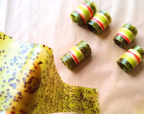 Nếu không có lò nướng thì mẹ có thể đem kiwi phơi nắng hoặc sấy đều được. Ảnh: Facebook monngonmoingay.